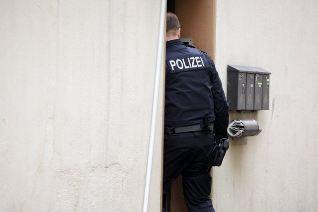 Ein Polizist betritt ein Haus am Einsatzort an der Preußenstraße. | Foto: Magalski