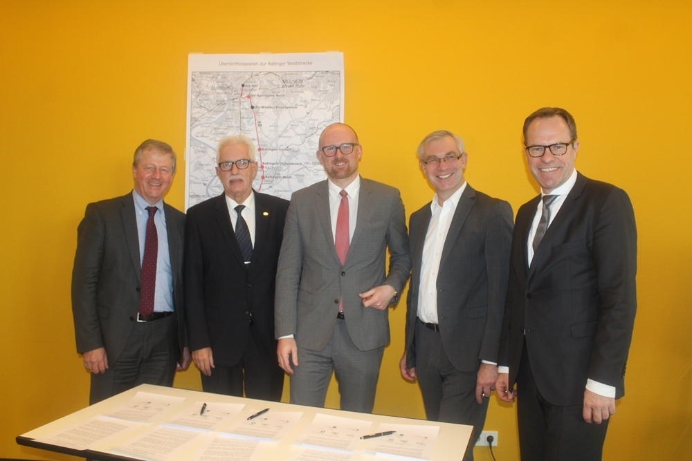 Bei der Unterzeichnung der „Wedauer-Erklärung“: (v.l.) Martin Husmann, Vorstandssprecher des VRR, Thomas Hendele, Landrat des Kreises Mettmann, Oberbürgermeister Sören Link, Duisburg, Bürgermeister Klaus Pesch, Ratingen, und Dr. Stephan Keller, Beigeordneter der Landeshauptstadt Düsseldorf