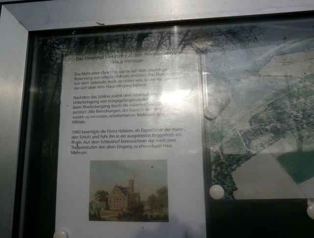 Hinweisschild auf das alte Herrenhaus Mehrum.