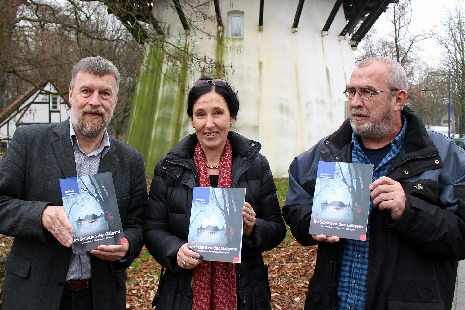 Kreisheimatpfleger Dr. Peter Kracht, Redakteurin Elke Kieninger vom Horschler Verlag und Kreisarchivar Josef Börste am Friedrichsborn in Unna Königsborn