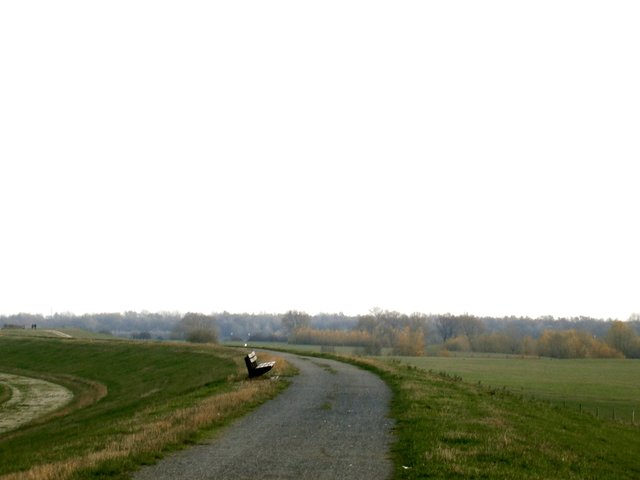 Auf dem Deichweg längs...