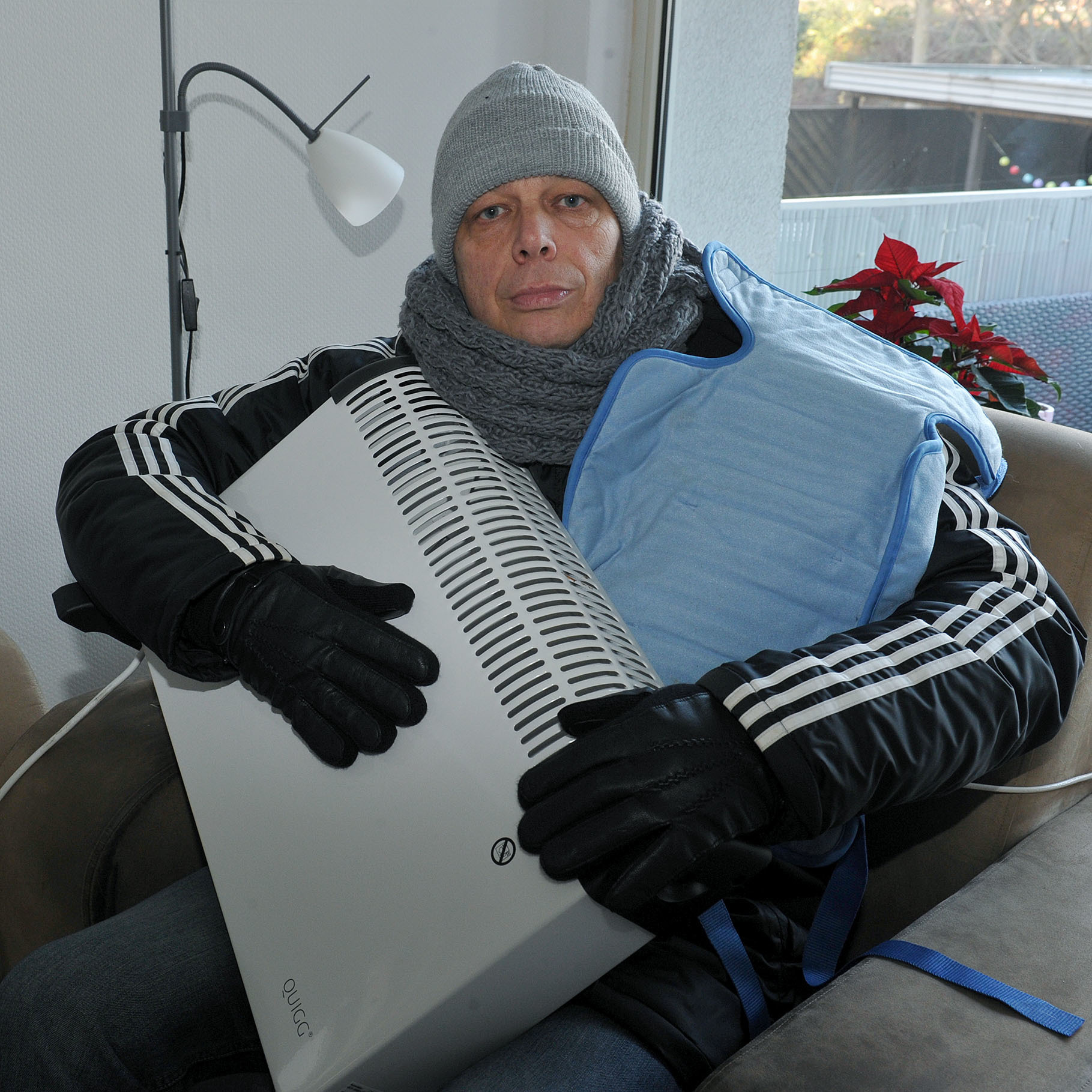 Überzogen, zugegeben. Aber bei 16 Grad Raumtemperatur lässt es sich ohne Jacke nicht aushalten.