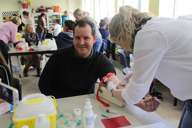 Manuela Gaffke nimmt Patrick Achtzehn bei der Registrierungsaktion Blut ab.