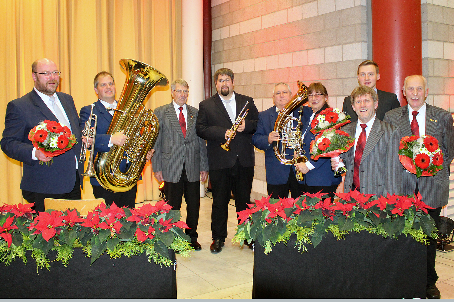Von links: In die Mitte genommen haben der Leiter des Blechblas-Quintetts Jürgen Beyer den Vorsitzenden Horst Progunke Männergesangverein Frohsinn Unna e.V. dahinter Pianist Alexander Nolte, Dirigent Hans-Jürgen Seidner und Kalenderliedsolist Alois Witt