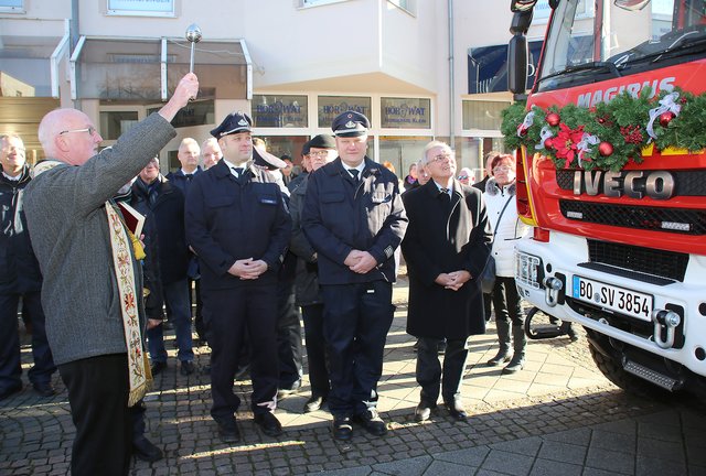 Propst Werner Plantzen (links) weihte die beiden neuen Fahrzeuge. | Foto: Anacker