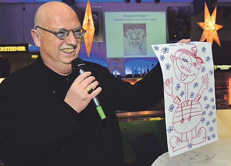 Auktionator Christian Stratmann in seinem Element. Die von Promis gezeichneten Bilder sind originelle Weihnachtsgeschenke und Sammlerstücke.
