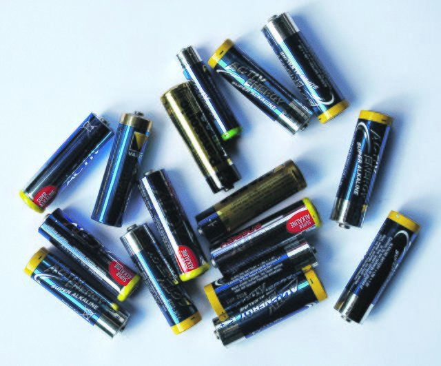 Für Alt-Batterien sind an zahlreichen öffentlichen Orten Sammelbehälter aufgestellt. Foto: Jörg Vorholt