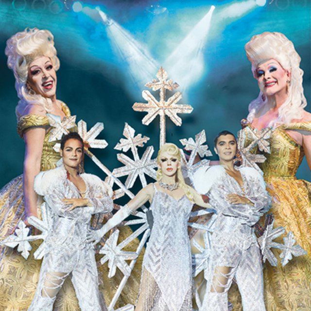 Prächtig: Unter 6.000 Sternen strahlen die Künstler in ihren tollen Kostümen noch eindrucksvoller. "White Wonderland" heißt die aktuelle Show im RevuePalast Ruhr in Herten.