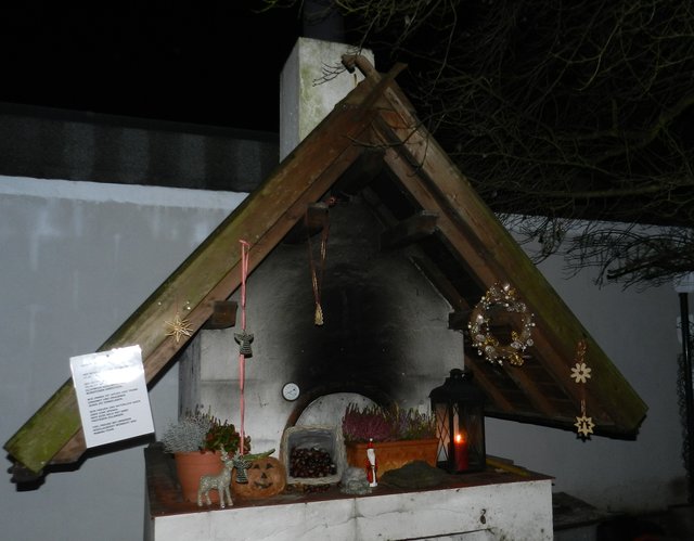 Im Steinofen werden Brote, Brötchen und Pizzen gebacken werden und zusammen mit den selbst gezogenem Gemüse zubereitet und gemeinsam verköstigt