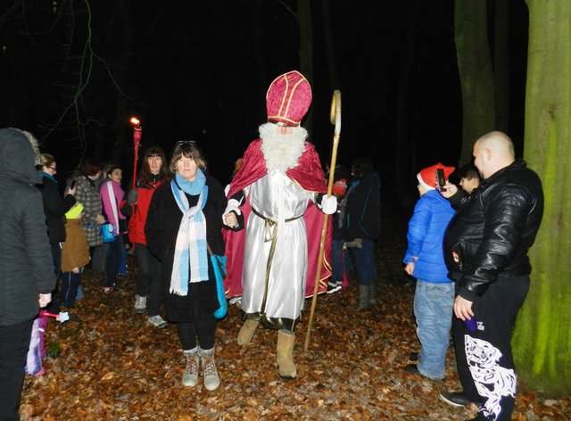 Dorothee Zijp ging dem Nikiolaus mit einer großen Schar von Kindern und Eltern im Wald entgegen
