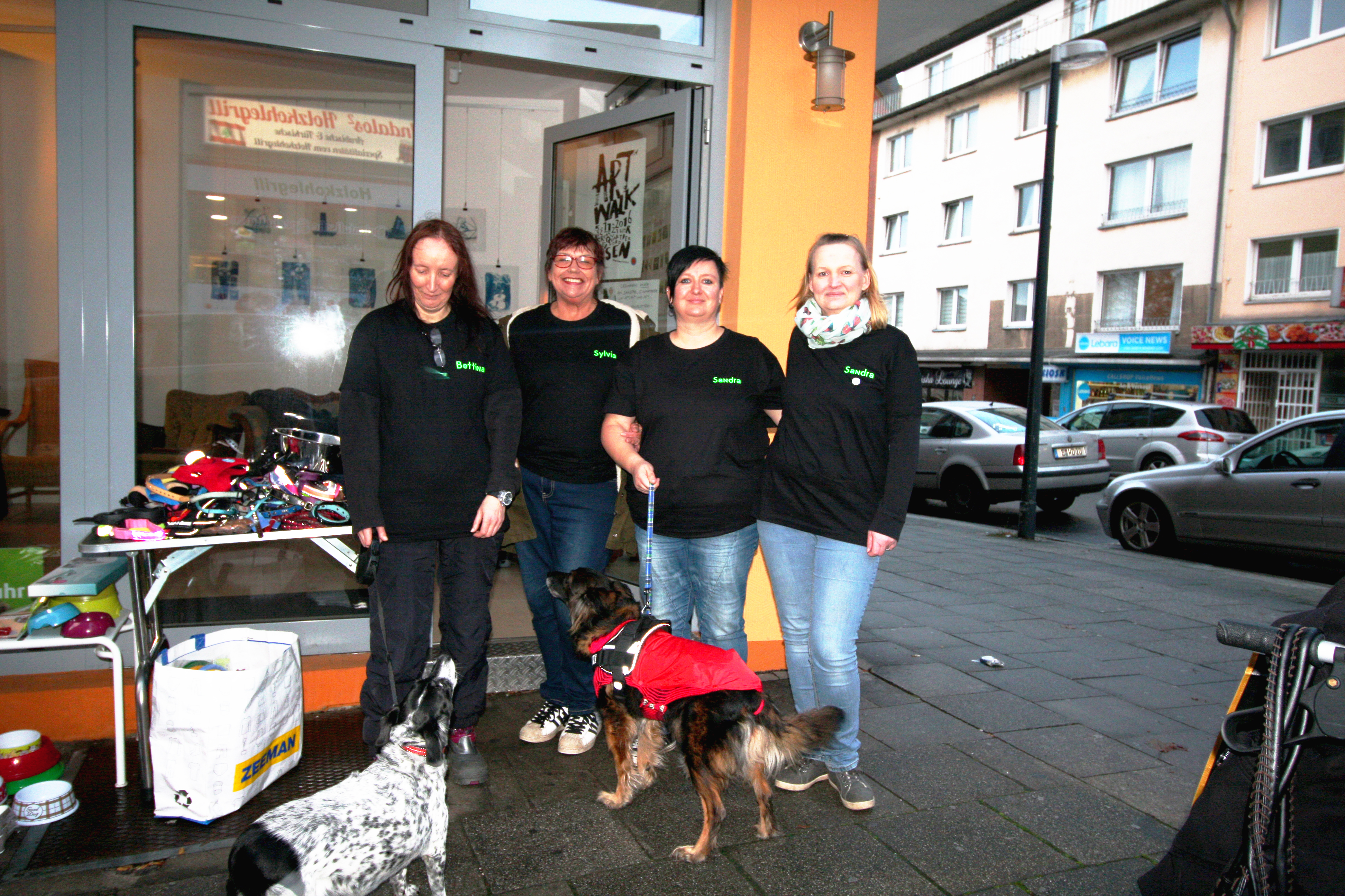 V.l. Bettina Brückner, Sylvia Stensbeck, Sandra Lachmann und Sandra Till würden sich freuen, wenn noch mehr bedürftige Tierhalter die Hilfe ihrer S.A.T.Tiertafel in Anspruch nehmen würden. Foto: ms