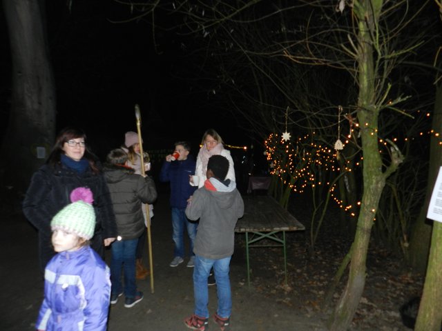 Heiße Würstchen, Kuchen und Waffeln,  Glühwein, Tee und Kakao versüßten den Aufenthalt im NaBeBa