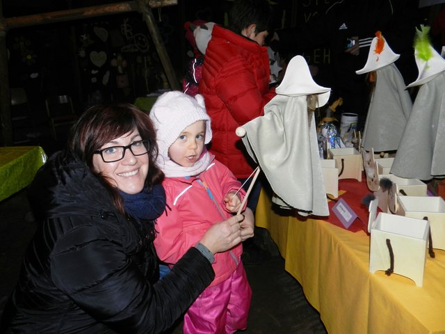 Kathrin und Zoe (3) lieben den NaBeBa. Die junge Mutter engagiert sich hier auch ehrenamtlich. Beide sind begeistert von der großartigen Nikloausfeier.