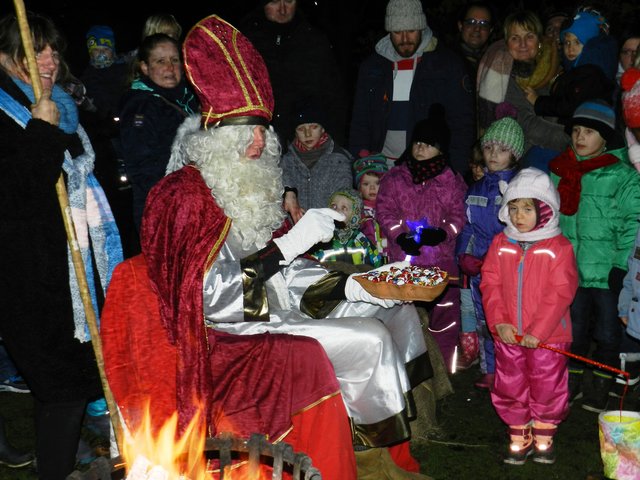 Nikolaus Klaas verteilte eifrig Wunsch-Nikoläuse und Sterne