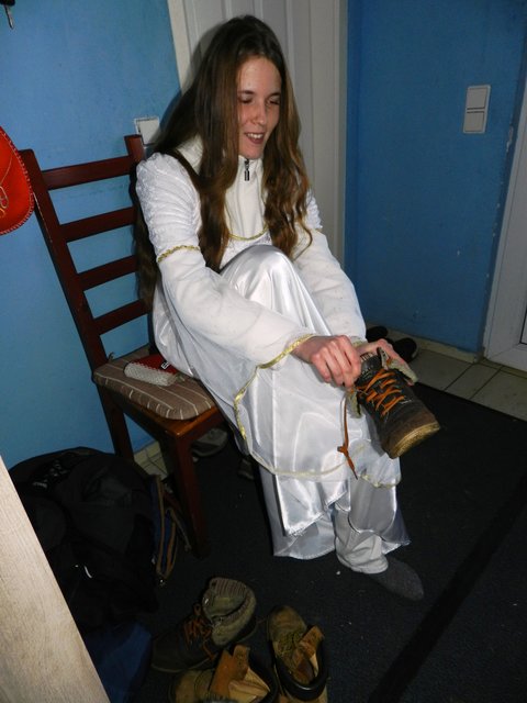 Gut gerüstet mit festen Schuhen, Engel Debbie ist für ihren Marsch durch den Wald gut gerüstet