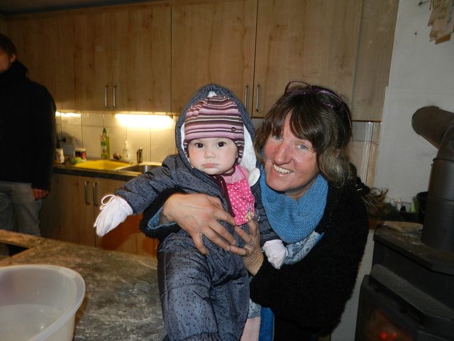 Doro Zijd freut sich mit ihrer kleinen Enkeltochter über die zahlreichen glücklichen Besucher