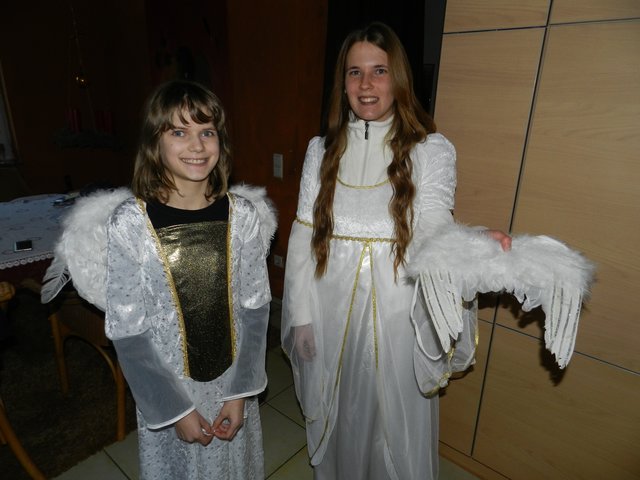 Natürlich dürfen die Flügel nicht fehlen, das wissen Engel Eve und Debbie genau