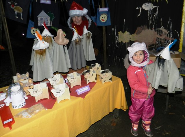 Ehrenamtliche bastelten witzige Figuren und Weihnachtsdeko. der Erlös kommt dem NaBeBa zugutea