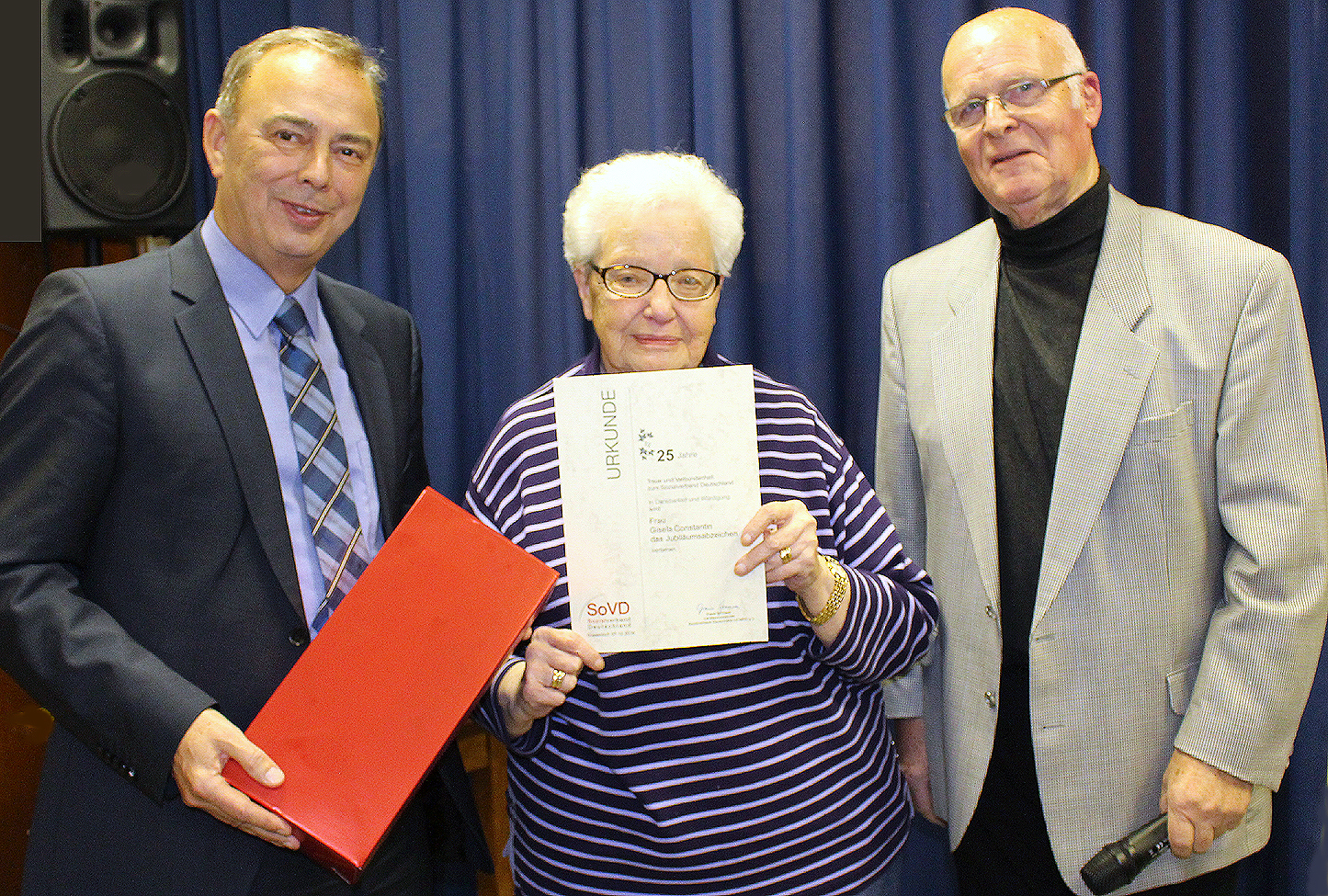 Bürgermeister Werner Kolter, Gisela Constantin
und der Vorsitzende des SoVD Ortsvereins Unna-Mitte Jürgen Zyche