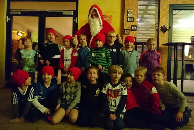 Mannschaftsfoto mit Weihnachtsmann.