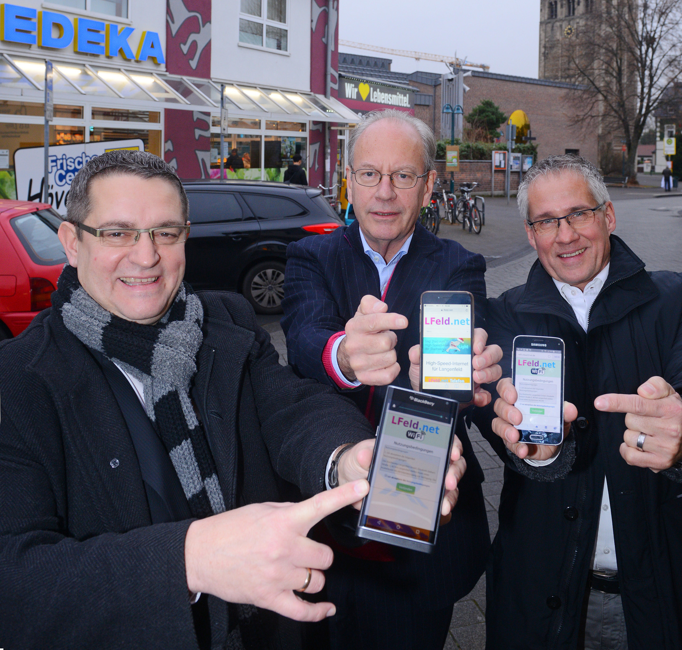Auf dem Foto von links: Stadtwerke-Chef Kersten Kerl, Heinz Hövener (Edeka Hövener) und Bürgermeister Frank Schneider. Foto: Michael de Clerque