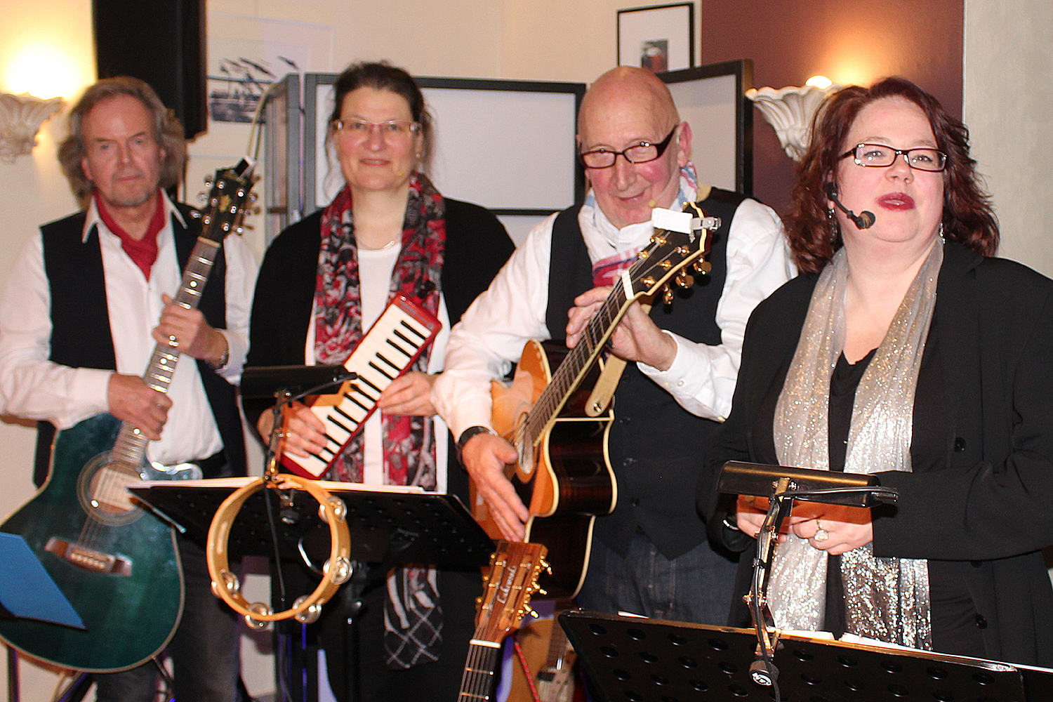 Norbert Grüger, Mona Lichtenhof, Dieter Dasbeck und Ilka Weltmann im Café Mailin