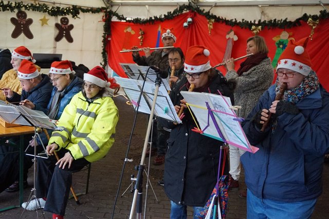 Die Musikgruppe „Friday“ der Musikschule unter Leitung von Birgit Selle-Waldow beginnt das Bühnenprogramm. Die Musiker arbeiten in den WFB Werkstätten oder besuchen die Virneburgschule.