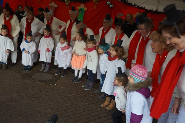 Auftritt des Seniorentreffs St. Martin und des kath. Familienzentrums mit dem Schneemann-Rock’n Roll.