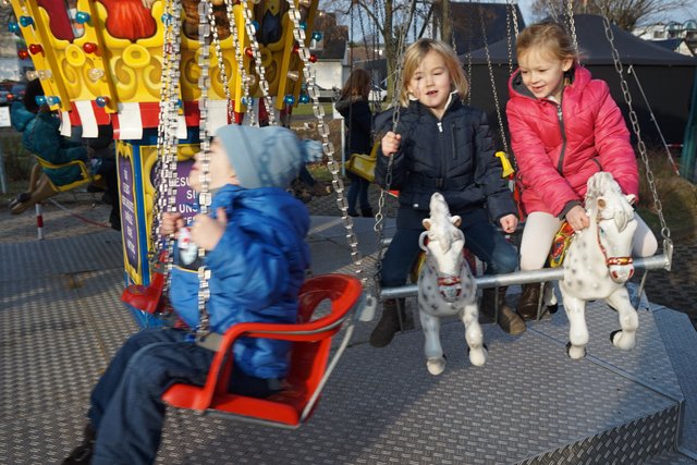 Das Karussell war beiden Kindern sehr beliebt.