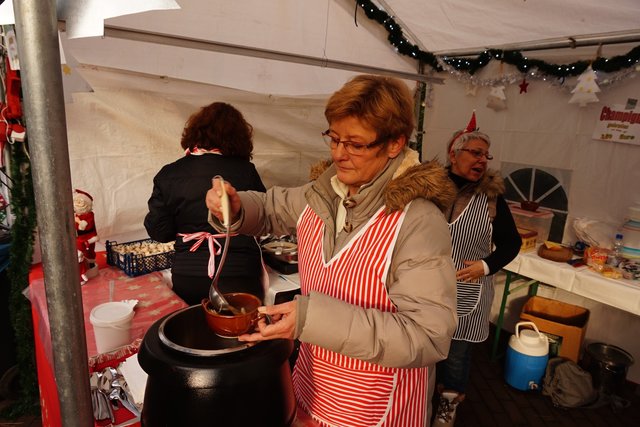 "Alles ist selbst gemacht" - die Hühnersuppe der Schießfrauen war eine der zahlreichen Leckereien.