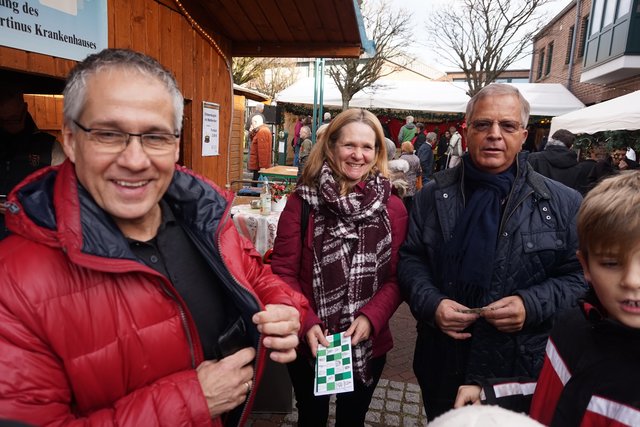 Bürgermeister FRank Schneider (links) mit Ehefrau und Hausherr Pfarrer Gerhard Trimborn.