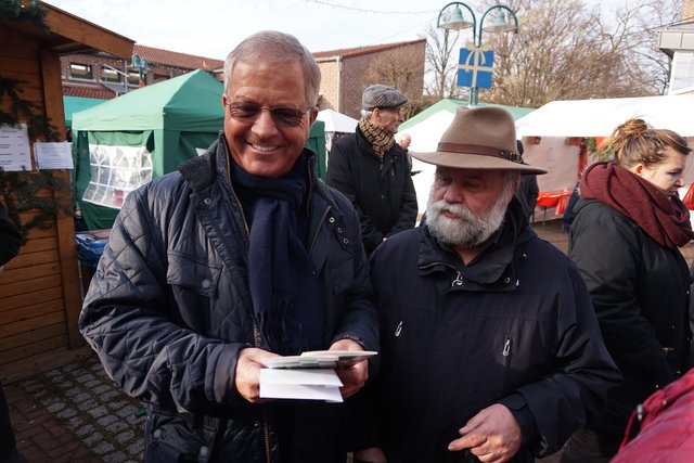 Hausherr Pfarrer Gerhard Trimborn (links) und Günter Kalla vom Organisationsteam.