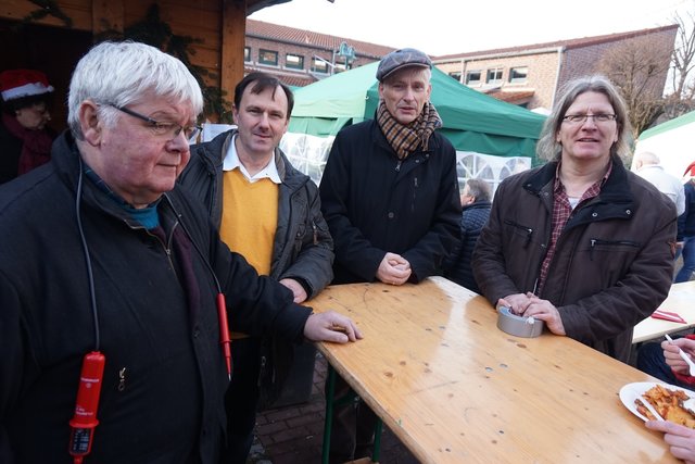 Die Elektroversorgung lag in den Händen der WFB Werkstätten und der Fa. Elektro-Jung. Von links: Jürgen Plume (WFB), Michael Jung, WFB-Werkstattleiter Reinhard Marx, Frank Sümnick (WFB). Nicht auf dem Foto ist Andreas Hohn.