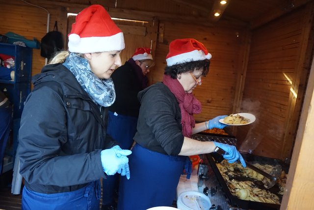 Die Räuberpfanne der WFB Werkstätten wird zubereitet, sie hat immer viele Abnehmer.