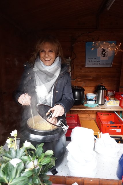 Erbsensuppe mit Mettenden bot der Förderverein des St. Martinus-Krankenhauses an.