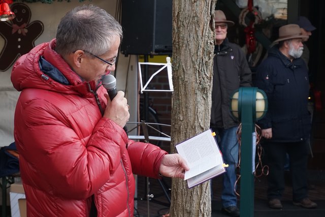 Bürgermeister Frank Schneider liest die etwas andere Weihnachtsgeschichte von Udo Lindenberg vor.