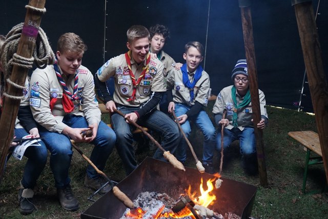 In der Pfadfinder-Jurte wurde Stockbrot gebacken.