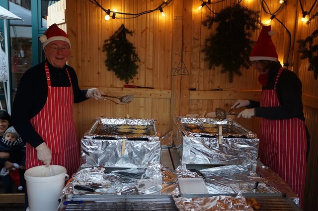 Beim Kirchenchor Cäcilia gab es die beliebten Reibekuchen mit Apfelmus, oft bildeten sich vor dem Stand lange Schlangen.