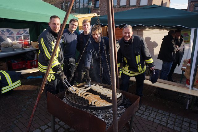 Grillwurst am laufenden Band - die Richrather freiwillige Feuerwehr hatte viel zu tun.