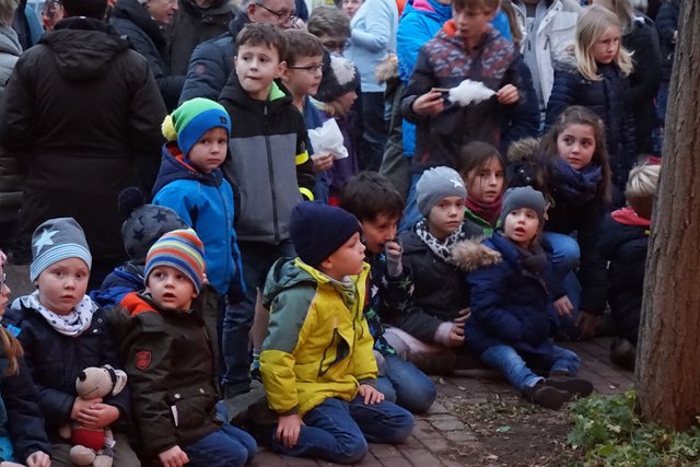 Mit großer Spannung schauten die Kleinsten der Zauberei und Jonglage zu.