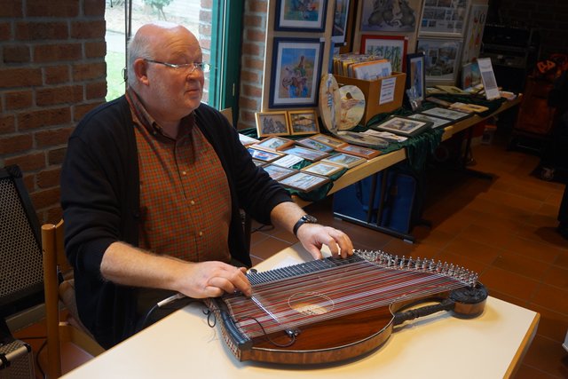 Baurat a.D. Hans Otto Weber unterhielt die Gäste in der Cafeteria mit weihnachtlichen Melodien auf seiner Zither.