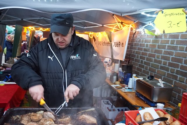 Spießbraten-Brötchen hatte der TuSpo Richrath im Angebot - sehr lecker.