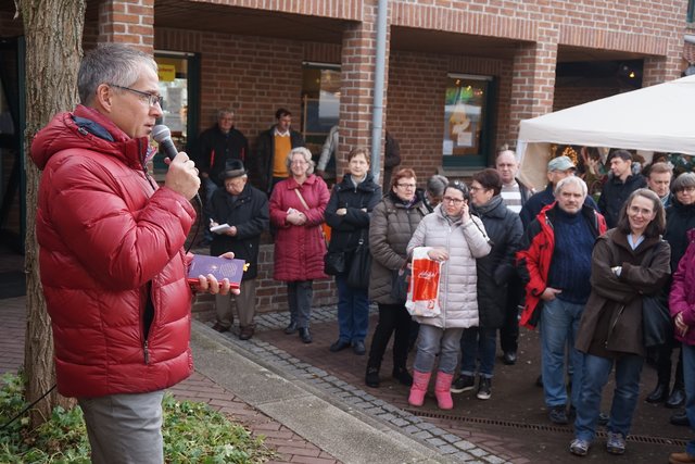 Bürgermeister Frank Schneider eröffnet den Weihnachtsmarkt nach dem 12-Uhr-Läuten.