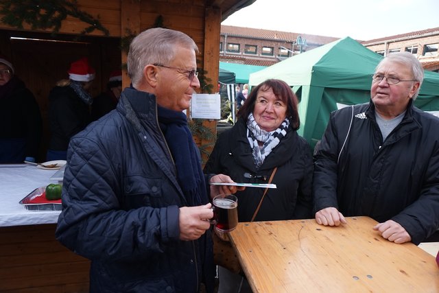 Pfarrer Gerhard Trimborn (links) ist ein gefragter Gesprächspartner.