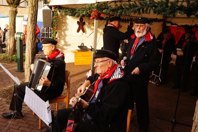 Der Shanty-Chor wurde von Schifferklavier und Gitarre begleitet.