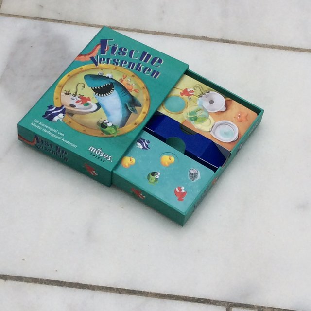 "Fische versenken" ist ideal für unterwegs: Alle Spielmaterialien finden in der Schublade Platz.