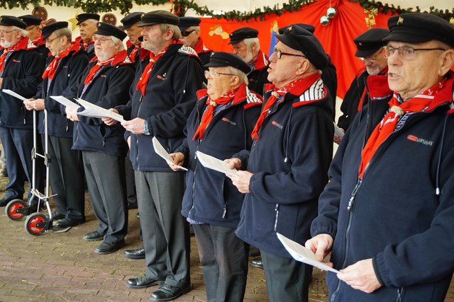 Der Shanty-Chor des Richrather Seniorentreffs kam wieder sehr gut an.