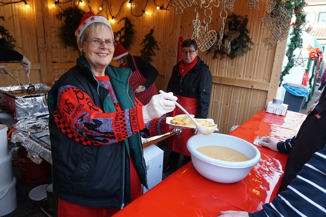 Die nächste Portion Reibekuchen mit Apfelmus wird am Stand des Kirchenchores Cäcilia ausgegeben.