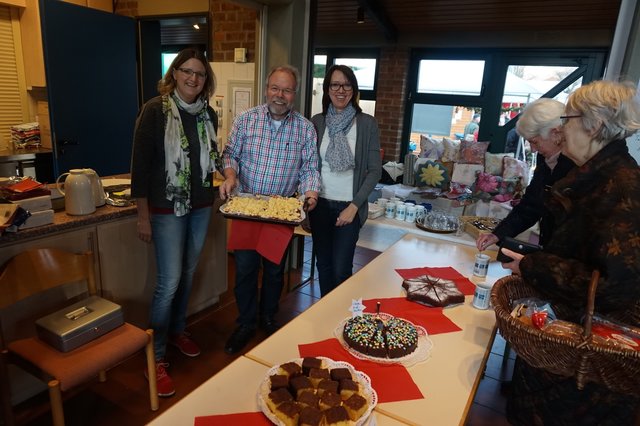 Kaffee und Tee aus fairem Handel schenkte der Eine-Welt-Laden aus, dazu gab es selbst gebackenen Kuchen in vielen Variationen.