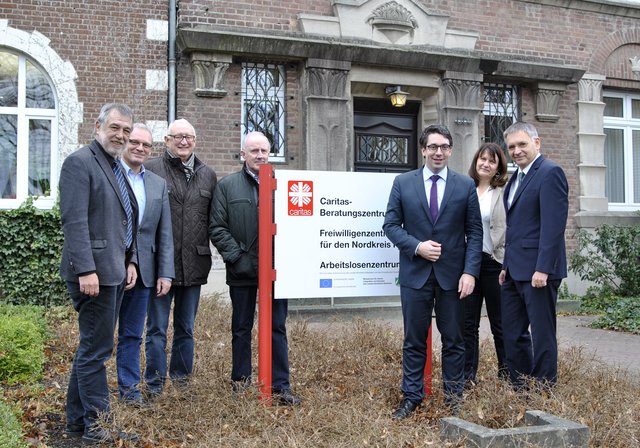 Zu Besuch beim Caritasverband Kleve: CDU-Bundestagskandidat Stefan Rouenhoff mit Caritas-Vorstand Rainer Borsch (r.), Vertreter der Senioren Union sowie Fachbereichsleiter der Caritas vorm Beratungszentrum in Kleve.